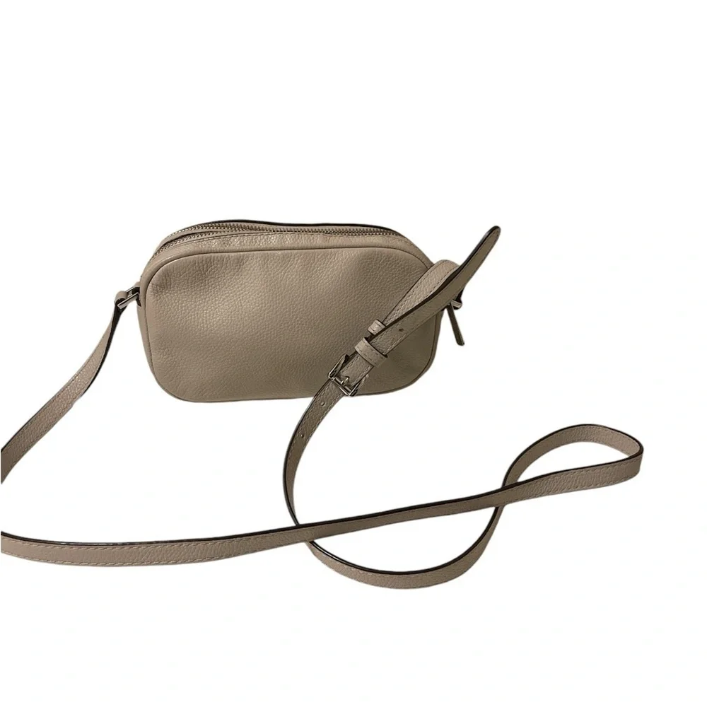 MICHAEL KORS Fulton Small Light Grey Leather Crossbody Camera Bag Feminine